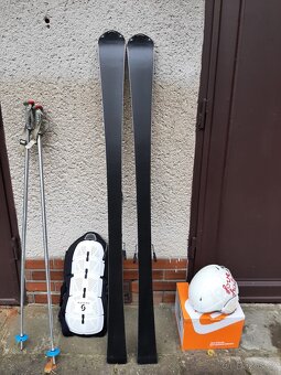 Lyže,hůlky,pátéřák,helma - 3