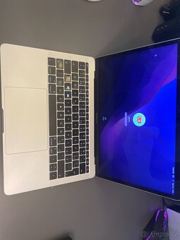 MacBook Pro 13.3" (2017) – 2,3 GHz i5, 8GB RAM, 250GB SSD - 3