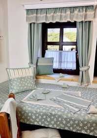 Dřevěná garnýž z masivu s policí na míru. - 3