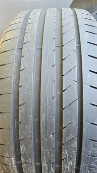 235/40R18 - 3