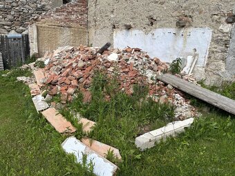 Staré cihly, použitý stavební materiál, kámen a suť - 3
