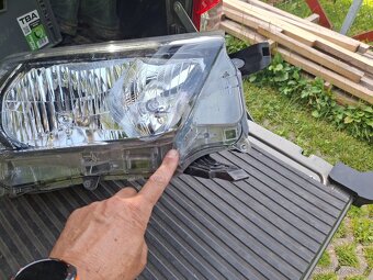 Toyota Hilux pravé přední světlo - 3