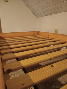 Dřevěná postel. - 3