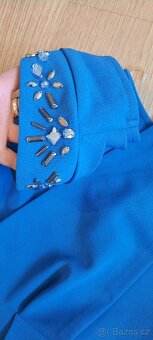 Asymetrické modré šaty s kamínky, vel. 32, zn. Lipsy - 3