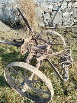 Historický dvojradličný pluh – zemědělský nástroj Aktivní in - 3