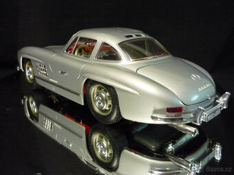 Mercedes Benz 300 SL stříbrný Bburago 1/18 - 3