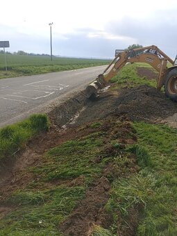 Zemní a výkopové práce traktorbagrem Caterpillar 428 - 3