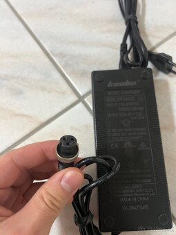 Nabíječka pro elektrokoloběžky 48V - 3