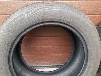 GOODYEAR VECTOR 4SEASONS 235/55 R17 103Y - 3