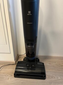 Prodám tyčový vysavač Electrolux 800 Ultimate Wet & Dry. - 3