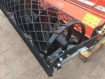 Zakladač trávníků za traktor CR-125 - 3