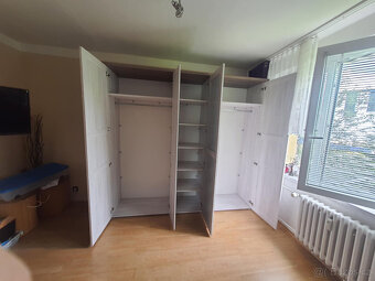 Velká šatní skřín. - 3