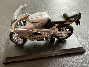 Prodám model motorky Kawasaki Ninja ZX-7R Maisto 1:18 - 3