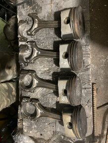 Písty i ojnice motoru 1.8T 110kw AUM - 3