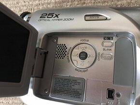 Prodám digitální videokameru GR-D320E zn.JVC - 3