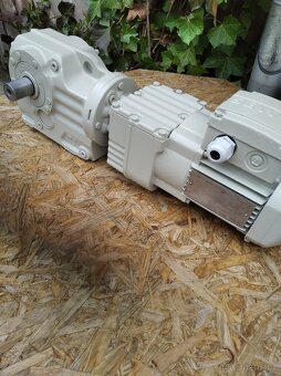 Prodám elektromotor s převodovkou - 3