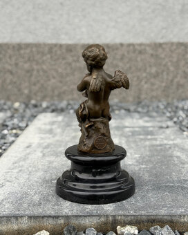 Bronzová socha Putto s flétnou andělská soška dítěte bronz - 3