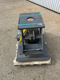 Hutnící vibrační deska na bagr 680kg - 3