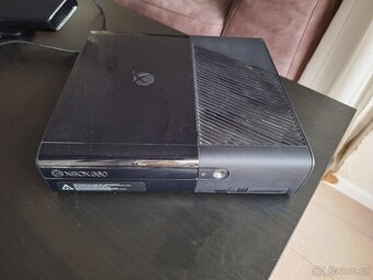 Xbox 360 + dva ovladače + Kinect - 3