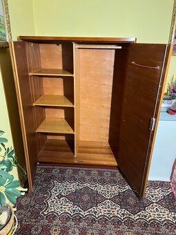 Dřevěná šatní skříň - 3