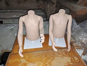 Dvě dětské figuríny z pevného plastu, bytelné podstavce - 3