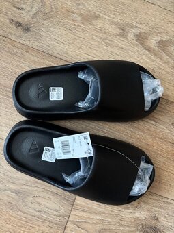 Yeezy Slides 43 - 3