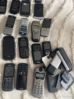 Staré mobilní nefunkční telefony - 3
