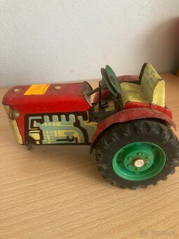 Starý plechový traktor na klíček - 3