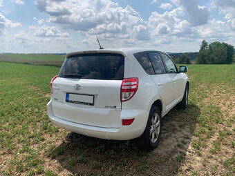 TOYOTA RAV4 2.2 D 4x2, 110 kw, manuál, netěsnost motoru - 3