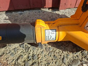 Benzínový fukar na listí - 3