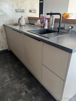 Moderní kuchyňská linka s ostrůvkem - 3