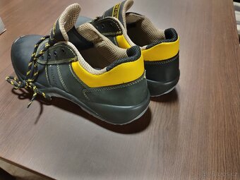 Nové, nepoužité pracovní boty, vel. 43 / 9 - 3