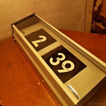 Funkční překlápěcí hodiny Pragotron IPJ0612 z roku 1985 - 3