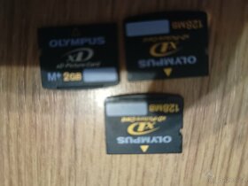 Prodám olympus c 170 a 3 XD karty. nabijecku baterii - 3