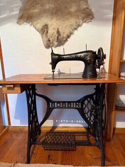 Starožitný  šicí šlapací stroj BOBBIN NEUMANN - 3
