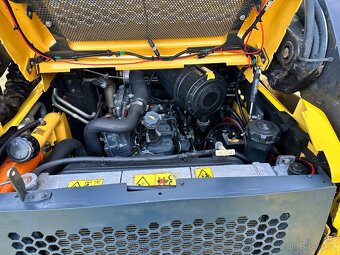 Smykový nakladač New Holland L225 - 3