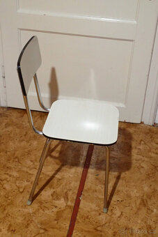 Bílá umakartová židle - 3