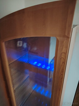 Vitrína s prosklenými dveřmi a LED osvětlením - 3