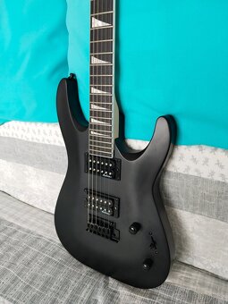 Prodám Jackson JS22 Dinky BLK AH s pevným pouzdrem - 3