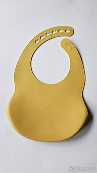 Hořčicově žlutý silikonový bryndák s velkou kapsou - 3