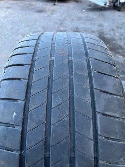 225/40R19 - 3