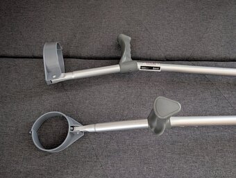 Francouzské berle s uzavřenou opěrkou - 3