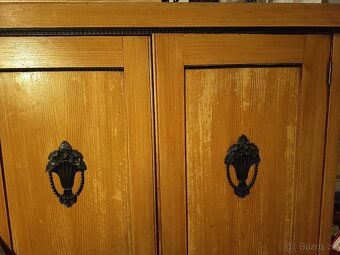 Zachovalé starožitné skříně + noční stolky - 3