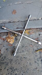 Prodám klič na kola a hydraulický zvedák - 3