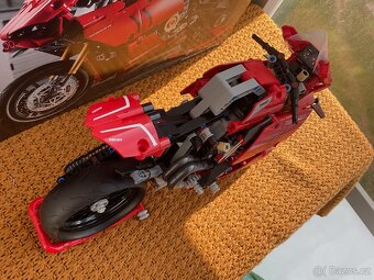 LEGO Technic Ducati Panigale V4 R (42107) - 3