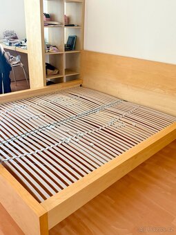 Dřevěná postel s roštem – 180 × 200 cm - 3