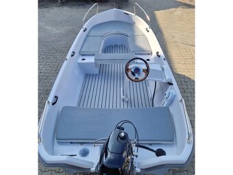 Laminátový člun L430 LX trimaran s Mercury 5 hp a přívěsem - 3