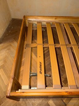 DŘEVĚNÁ POSTEL BOROVICE S ROŠTEM - 3