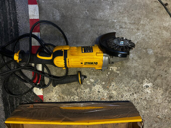 Úhlová bruska 180mm DeWALT DWE4557 - 3
