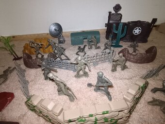 Vojenská sada – vojáčci + vybavení + doplňky (velký set) - 3